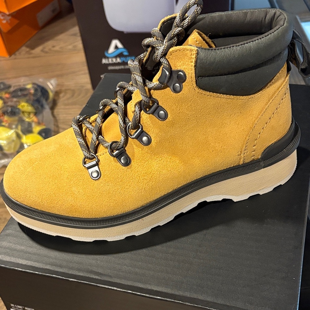 NEW Sorel Waterproof Boots